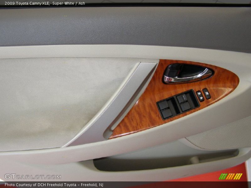 Super White / Ash 2009 Toyota Camry XLE