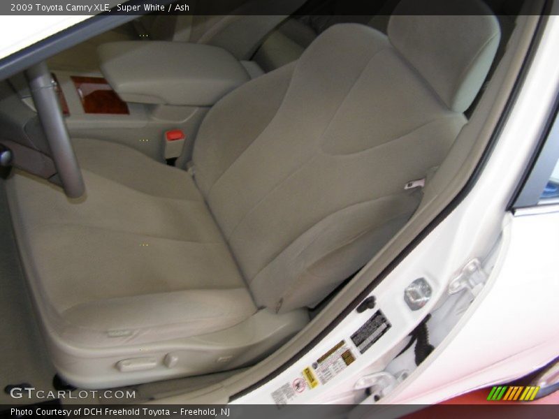 Super White / Ash 2009 Toyota Camry XLE