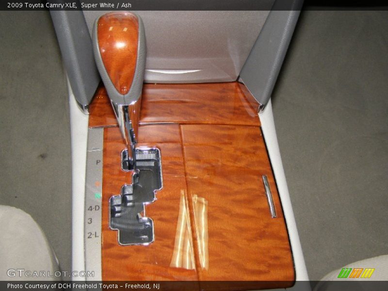 Super White / Ash 2009 Toyota Camry XLE