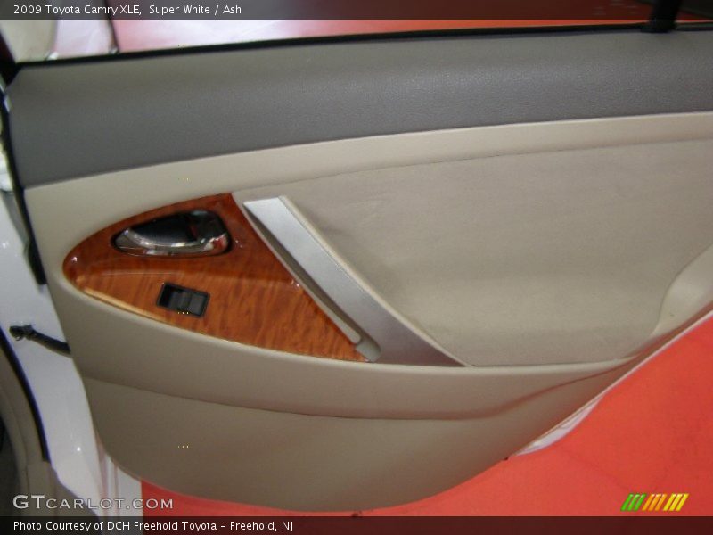 Super White / Ash 2009 Toyota Camry XLE