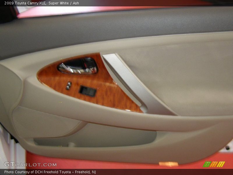Super White / Ash 2009 Toyota Camry XLE