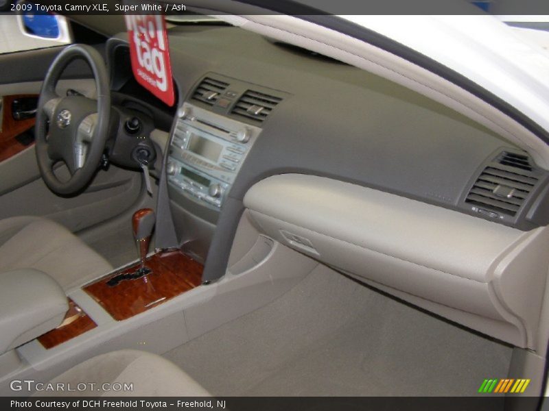 Super White / Ash 2009 Toyota Camry XLE