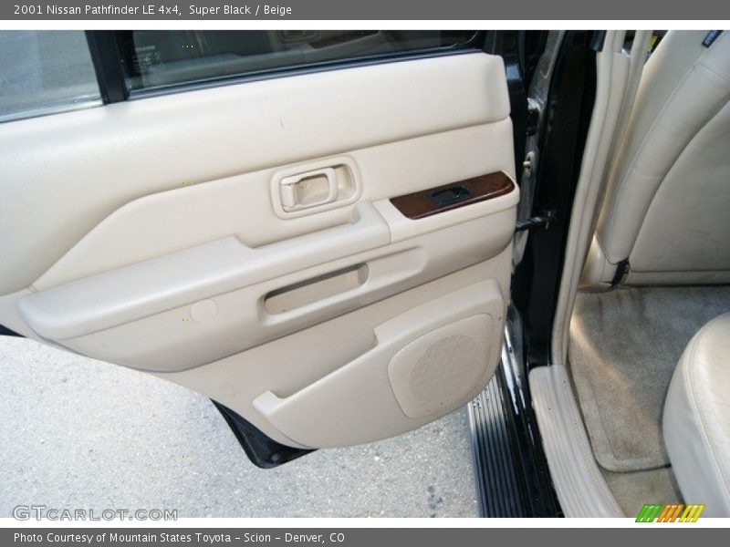 Super Black / Beige 2001 Nissan Pathfinder LE 4x4