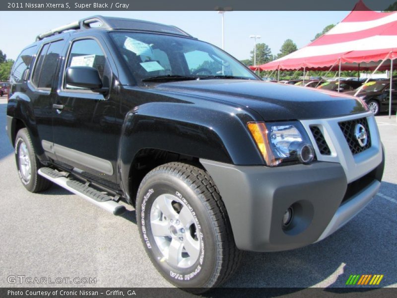 Front 3/4 View of 2011 Xterra S