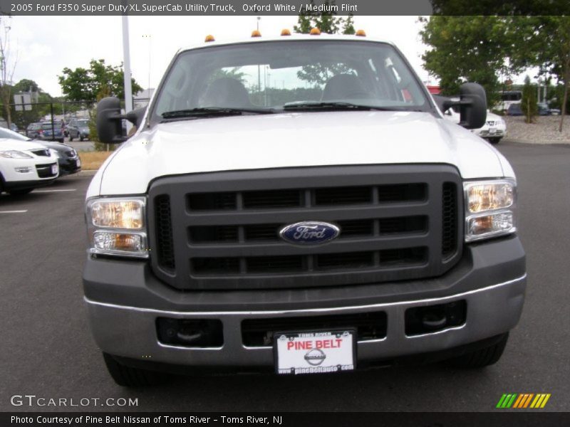 Oxford White / Medium Flint 2005 Ford F350 Super Duty XL SuperCab Utility Truck