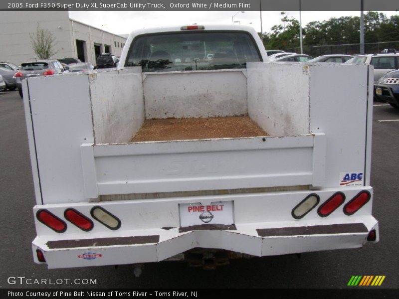 Oxford White / Medium Flint 2005 Ford F350 Super Duty XL SuperCab Utility Truck