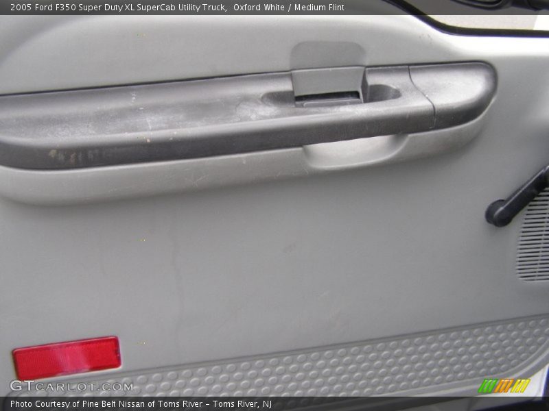 Oxford White / Medium Flint 2005 Ford F350 Super Duty XL SuperCab Utility Truck