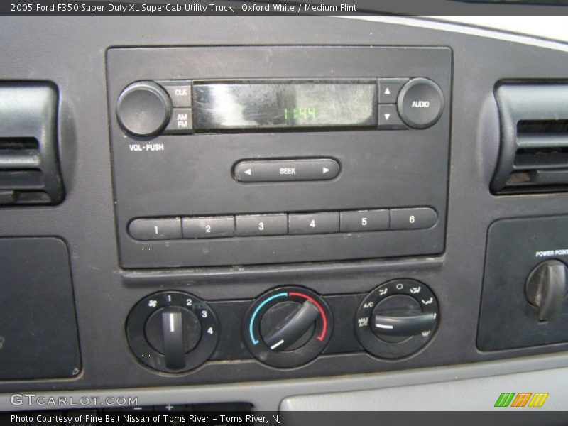 Oxford White / Medium Flint 2005 Ford F350 Super Duty XL SuperCab Utility Truck