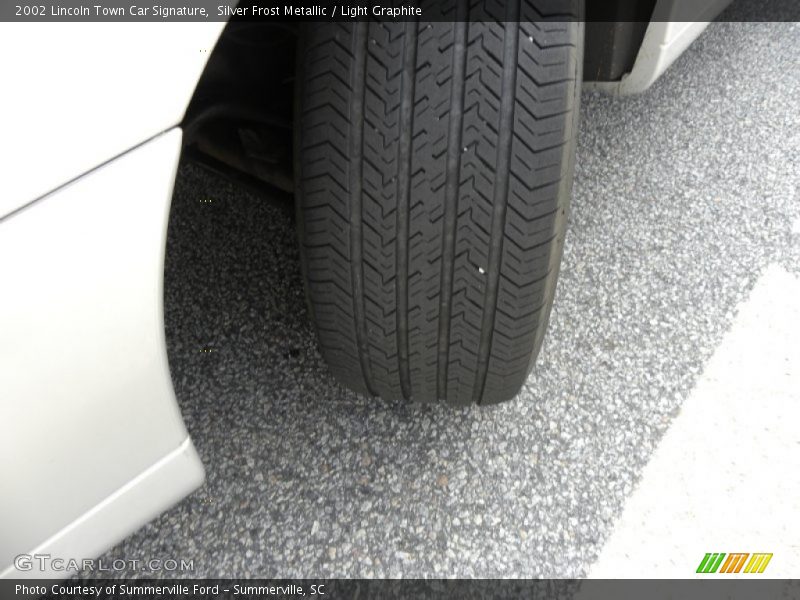 Silver Frost Metallic / Light Graphite 2002 Lincoln Town Car Signature