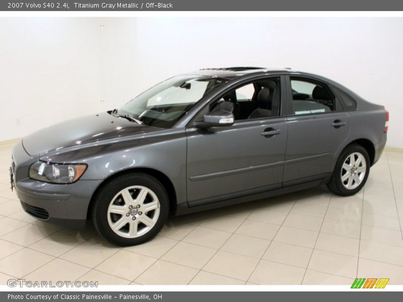 Front 3/4 View of 2007 S40 2.4i
