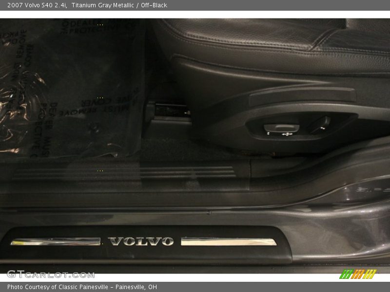 Titanium Gray Metallic / Off-Black 2007 Volvo S40 2.4i