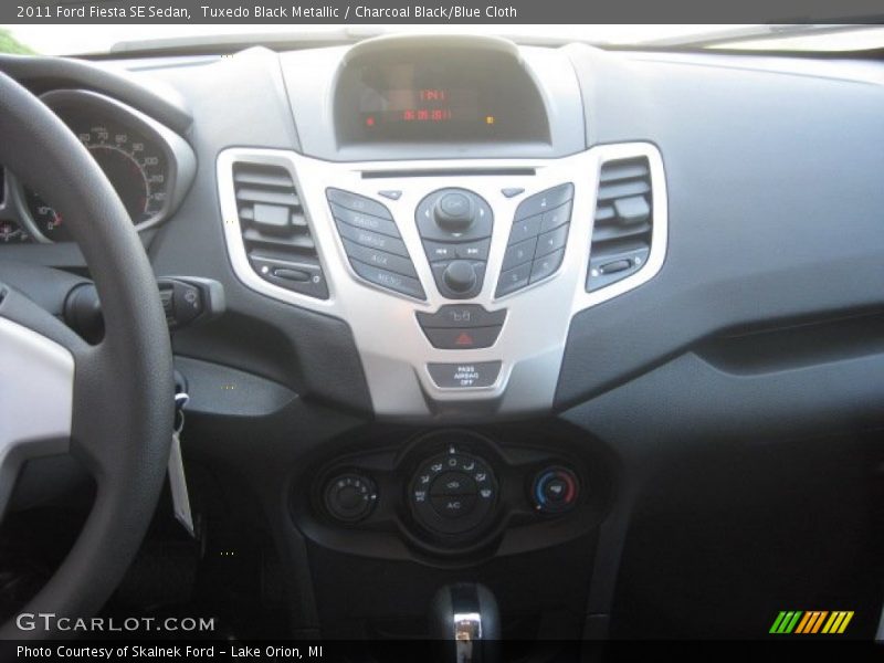 Tuxedo Black Metallic / Charcoal Black/Blue Cloth 2011 Ford Fiesta SE Sedan