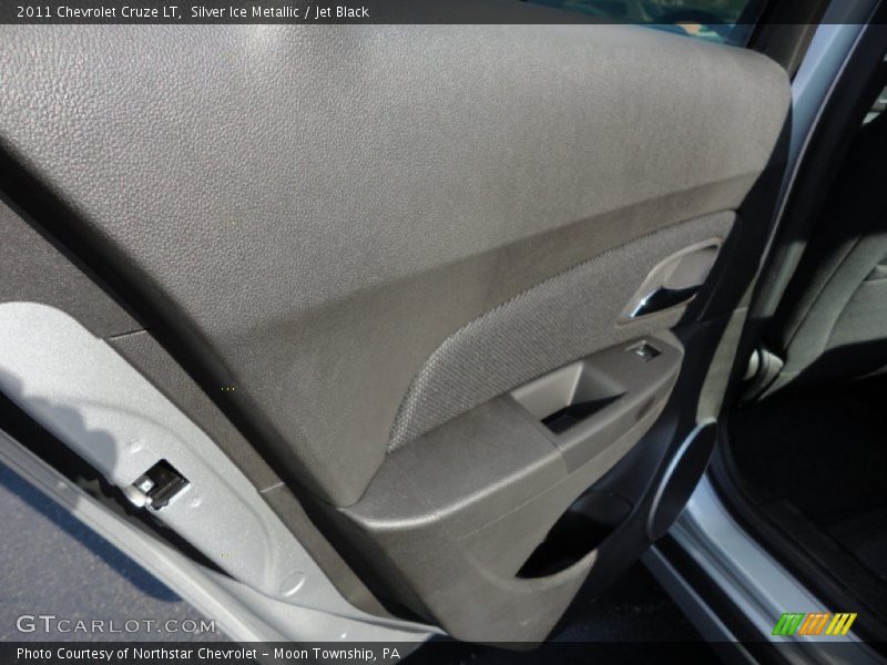 Silver Ice Metallic / Jet Black 2011 Chevrolet Cruze LT