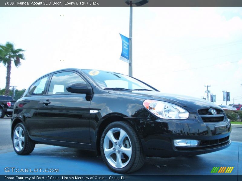 Front 3/4 View of 2009 Accent SE 3 Door