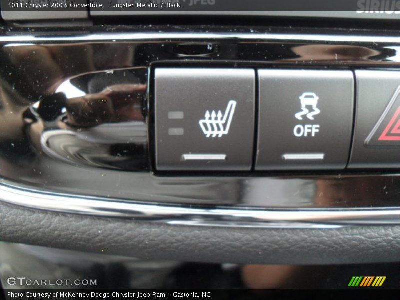 Controls of 2011 200 S Convertible