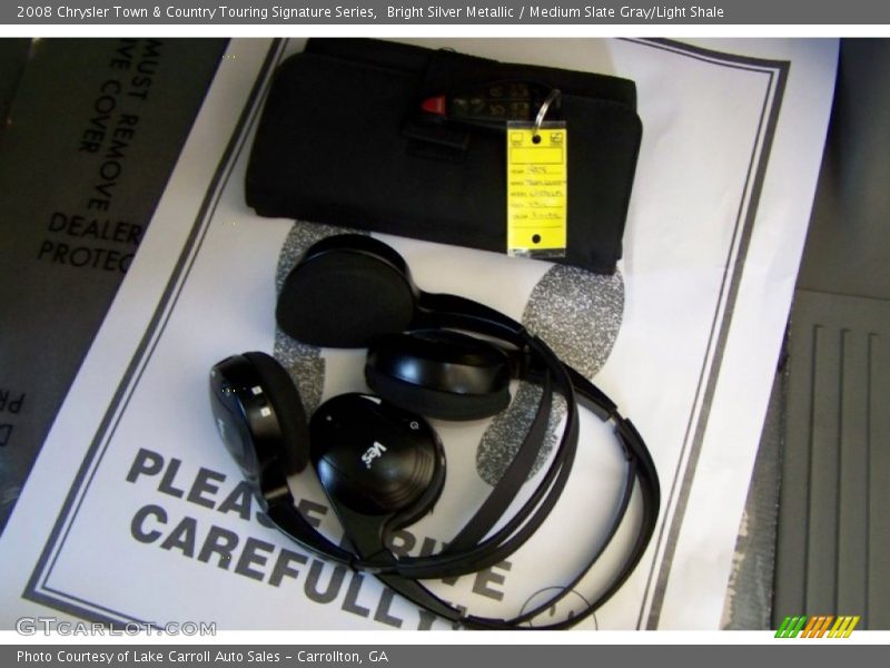 Bright Silver Metallic / Medium Slate Gray/Light Shale 2008 Chrysler Town & Country Touring Signature Series
