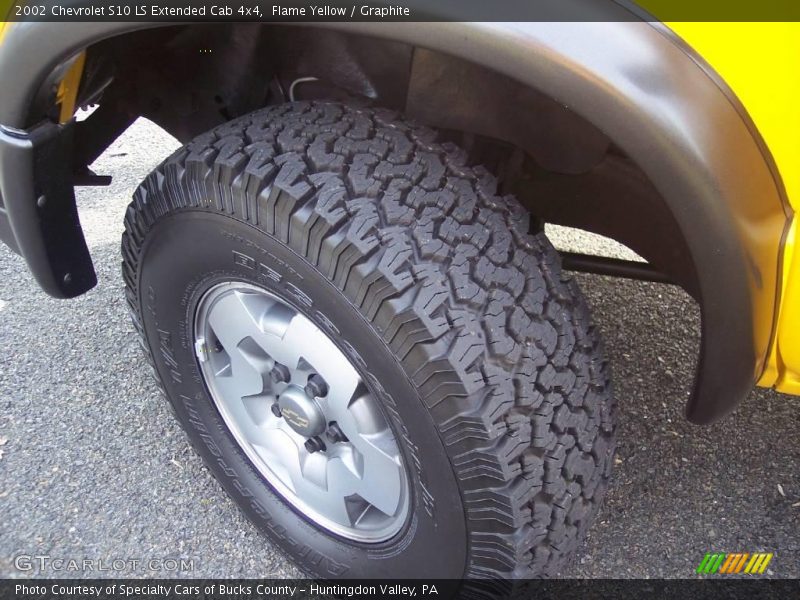 Flame Yellow / Graphite 2002 Chevrolet S10 LS Extended Cab 4x4