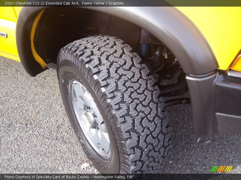 Flame Yellow / Graphite 2002 Chevrolet S10 LS Extended Cab 4x4