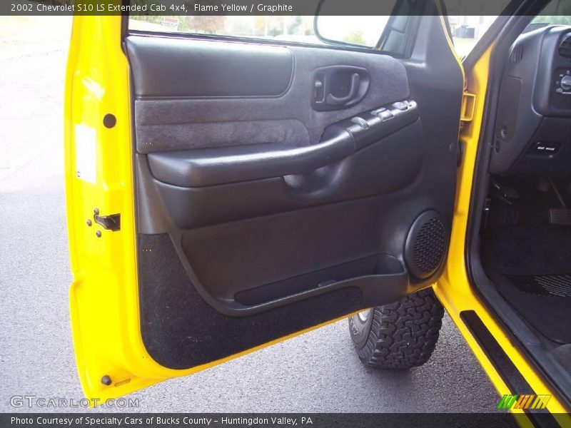 Flame Yellow / Graphite 2002 Chevrolet S10 LS Extended Cab 4x4