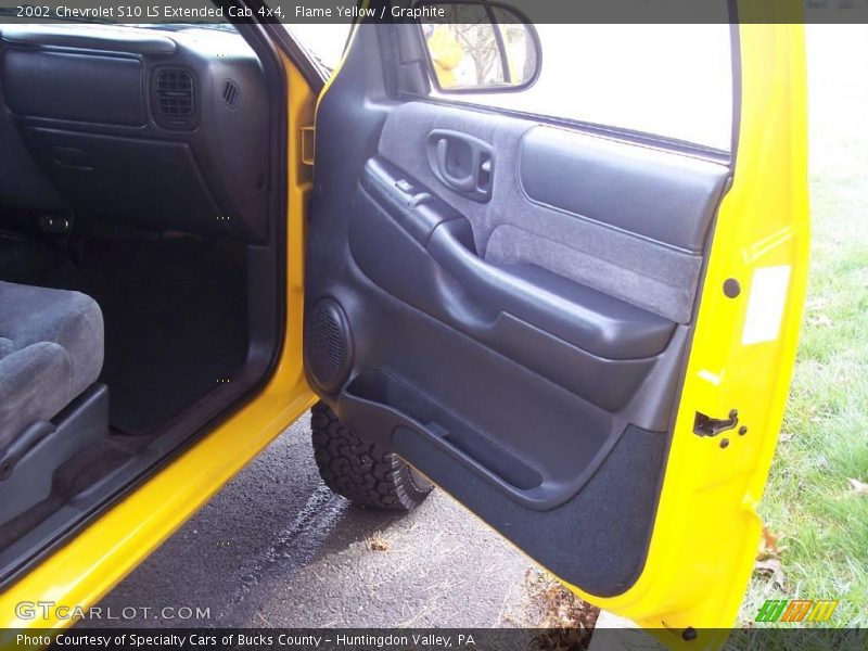 Flame Yellow / Graphite 2002 Chevrolet S10 LS Extended Cab 4x4