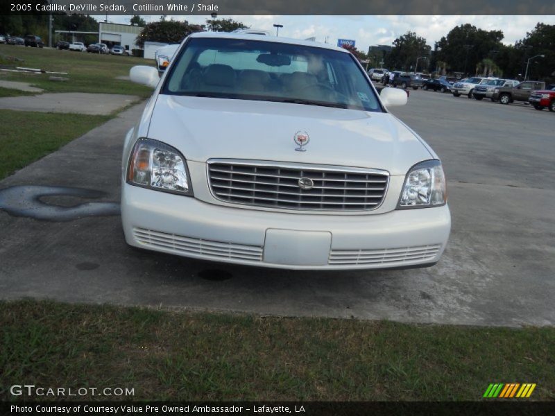 Cotillion White / Shale 2005 Cadillac DeVille Sedan