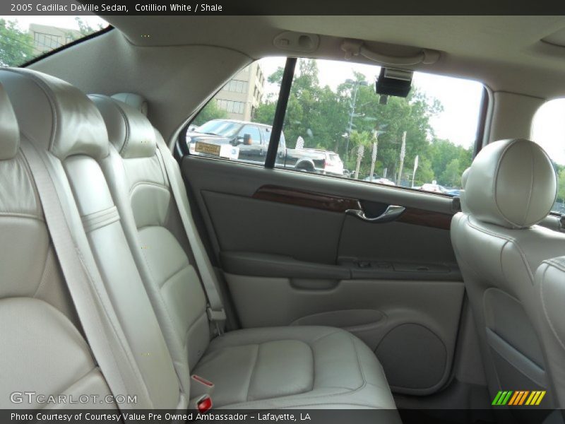 Cotillion White / Shale 2005 Cadillac DeVille Sedan