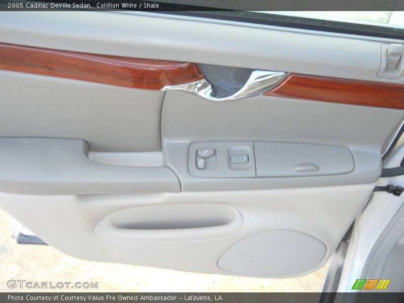 Cotillion White / Shale 2005 Cadillac DeVille Sedan