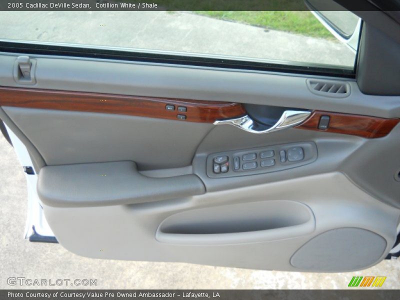 Cotillion White / Shale 2005 Cadillac DeVille Sedan