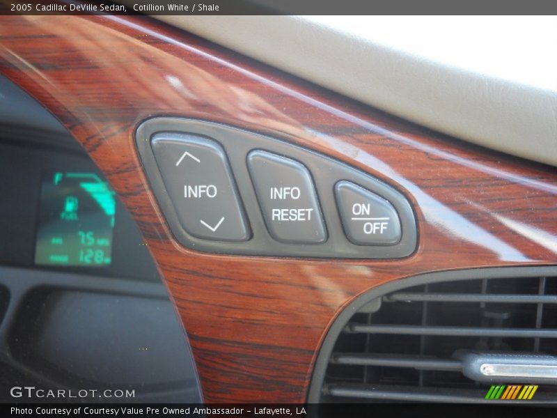 Cotillion White / Shale 2005 Cadillac DeVille Sedan
