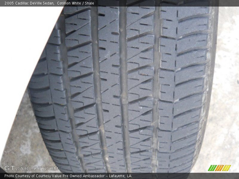 Cotillion White / Shale 2005 Cadillac DeVille Sedan