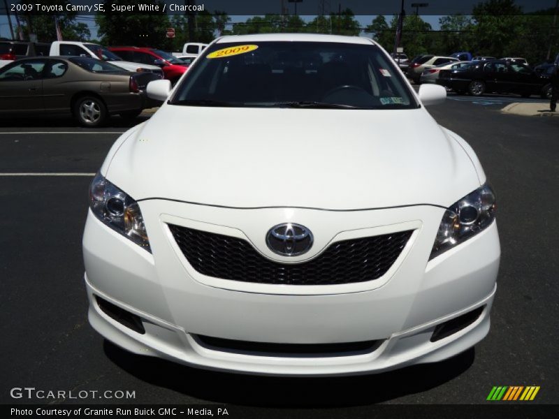 Super White / Charcoal 2009 Toyota Camry SE