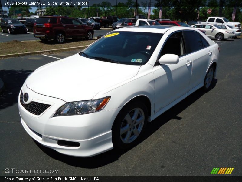 Super White / Charcoal 2009 Toyota Camry SE