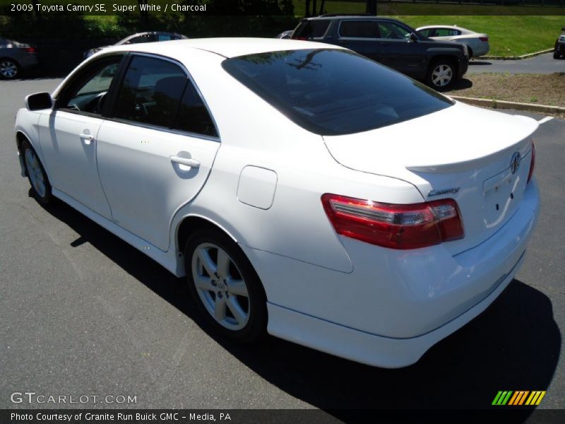 Super White / Charcoal 2009 Toyota Camry SE