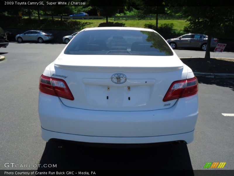 Super White / Charcoal 2009 Toyota Camry SE
