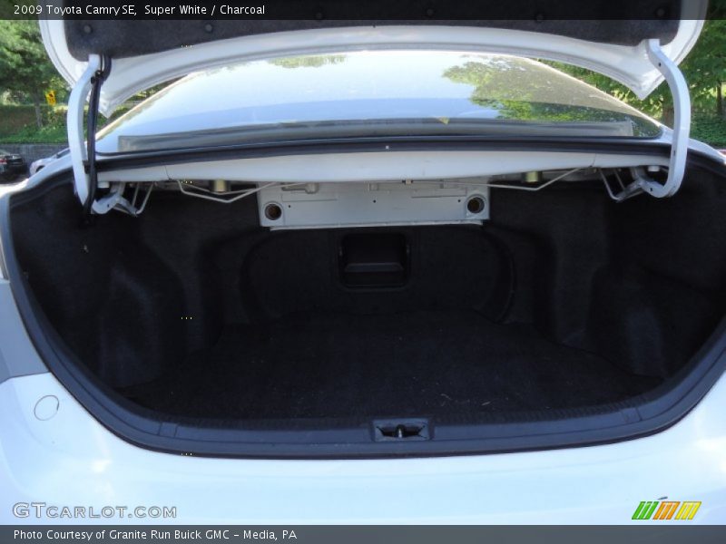 Super White / Charcoal 2009 Toyota Camry SE