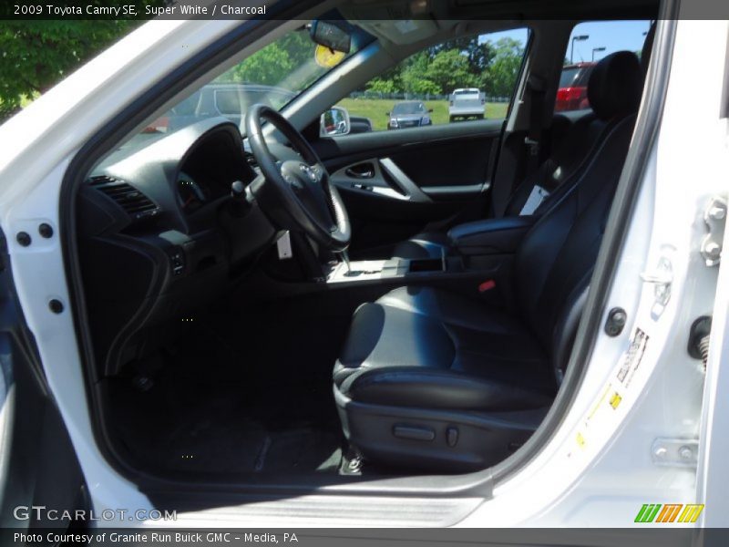 Super White / Charcoal 2009 Toyota Camry SE
