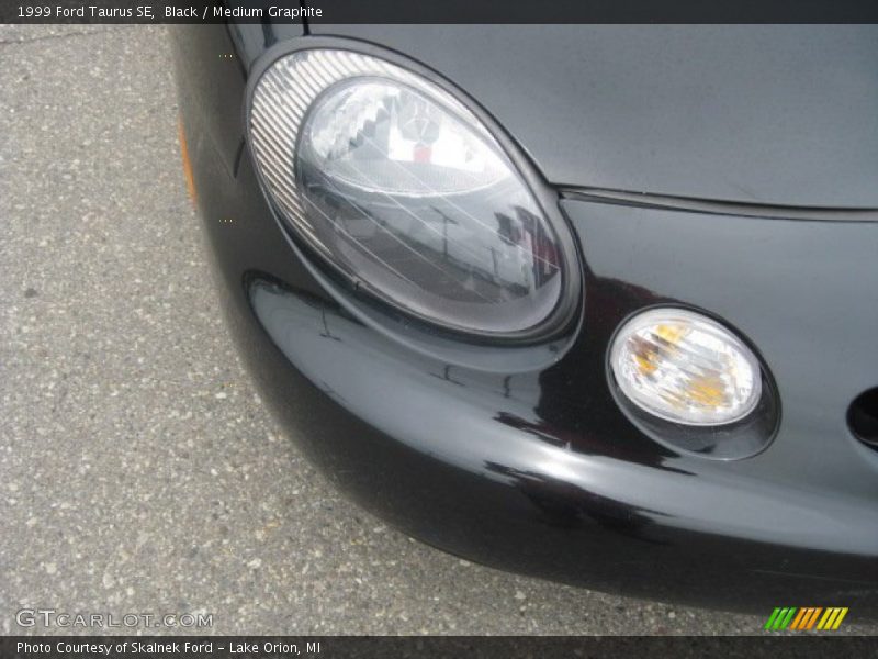 Black / Medium Graphite 1999 Ford Taurus SE