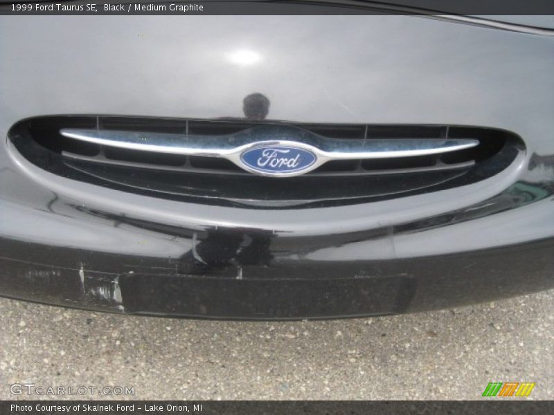 Black / Medium Graphite 1999 Ford Taurus SE
