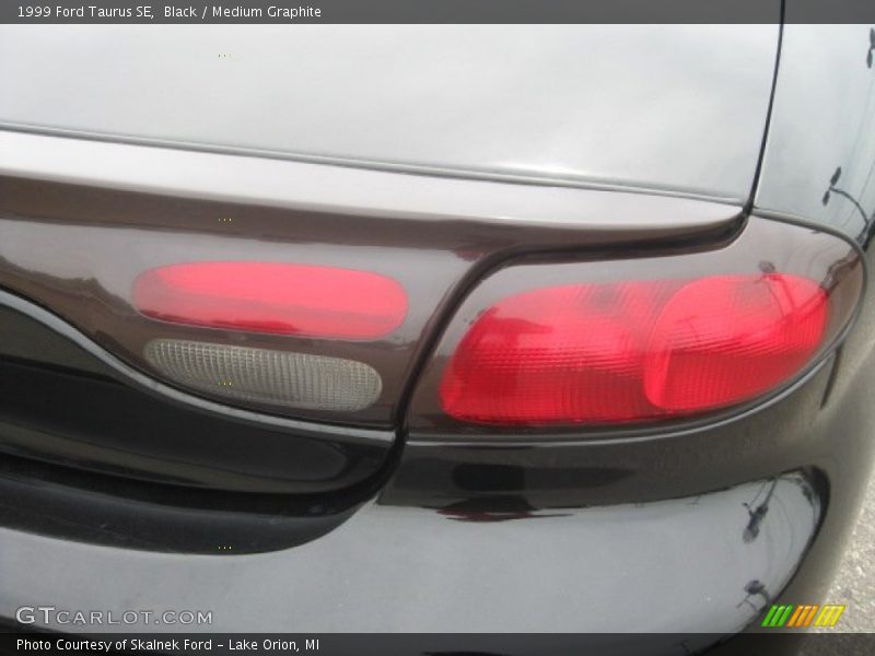 Black / Medium Graphite 1999 Ford Taurus SE