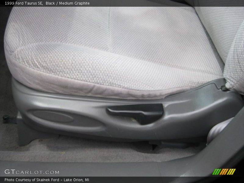 Black / Medium Graphite 1999 Ford Taurus SE