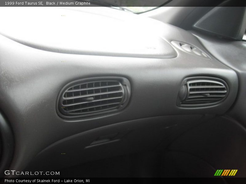 Black / Medium Graphite 1999 Ford Taurus SE