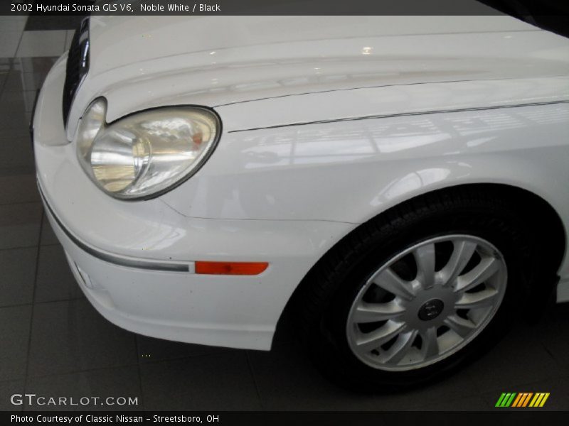 Noble White / Black 2002 Hyundai Sonata GLS V6