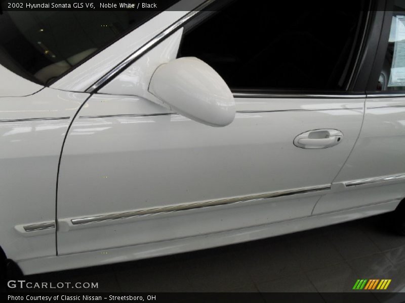 Noble White / Black 2002 Hyundai Sonata GLS V6