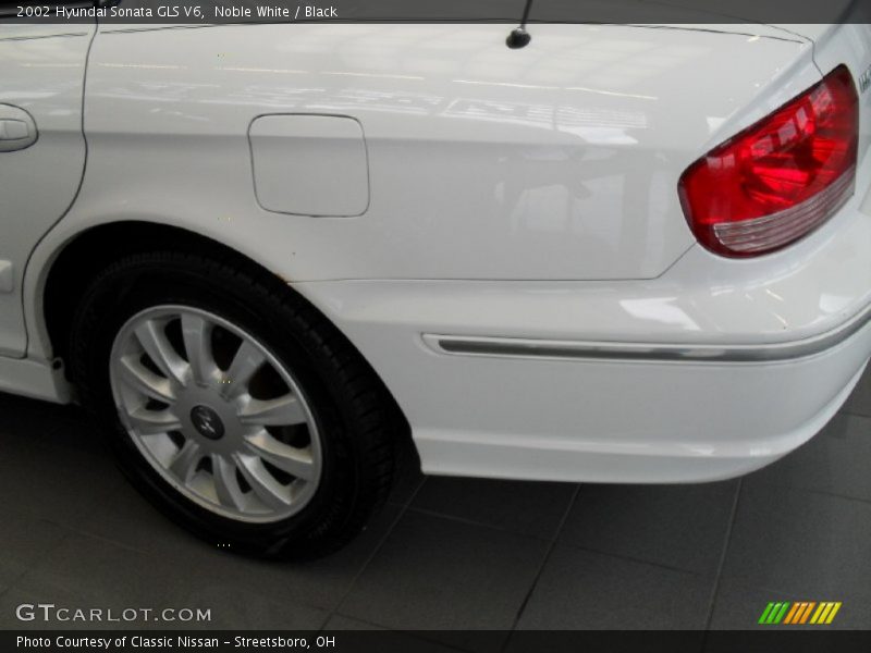 Noble White / Black 2002 Hyundai Sonata GLS V6