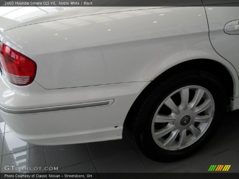 Noble White / Black 2002 Hyundai Sonata GLS V6