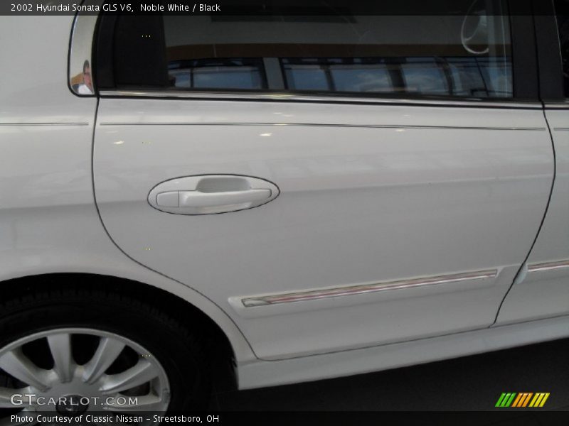 Noble White / Black 2002 Hyundai Sonata GLS V6