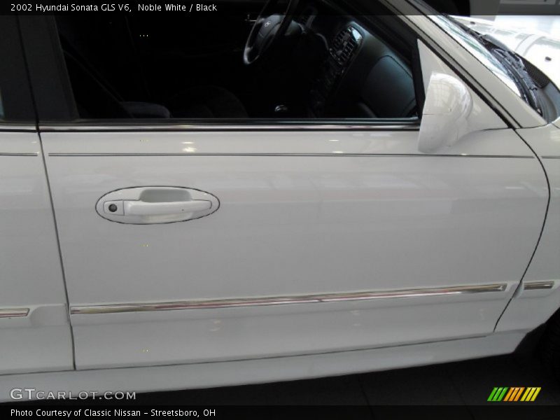 Noble White / Black 2002 Hyundai Sonata GLS V6