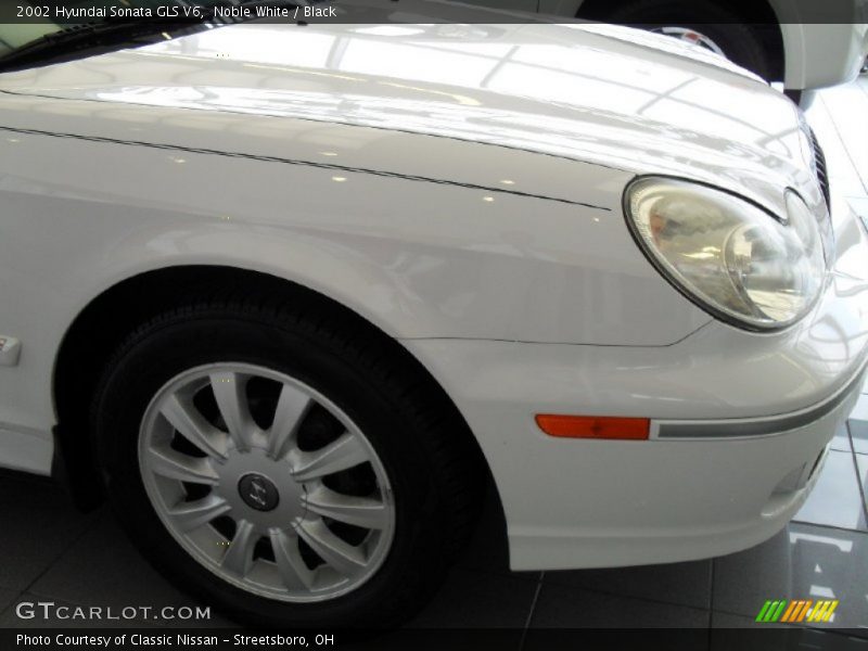 Noble White / Black 2002 Hyundai Sonata GLS V6