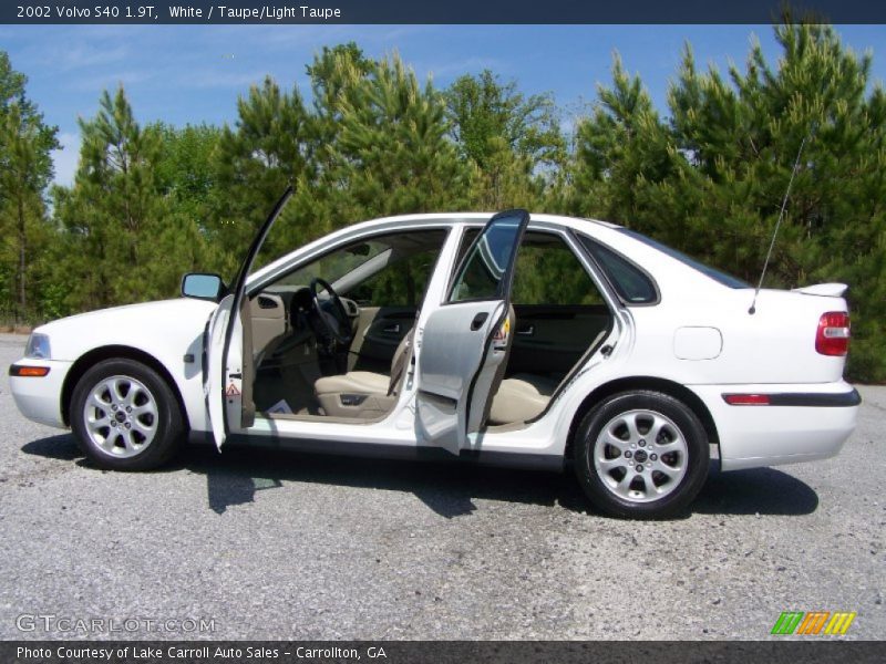 White / Taupe/Light Taupe 2002 Volvo S40 1.9T
