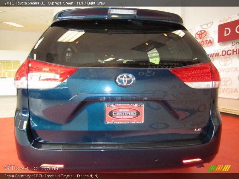 Cypress Green Pearl / Light Gray 2011 Toyota Sienna LE